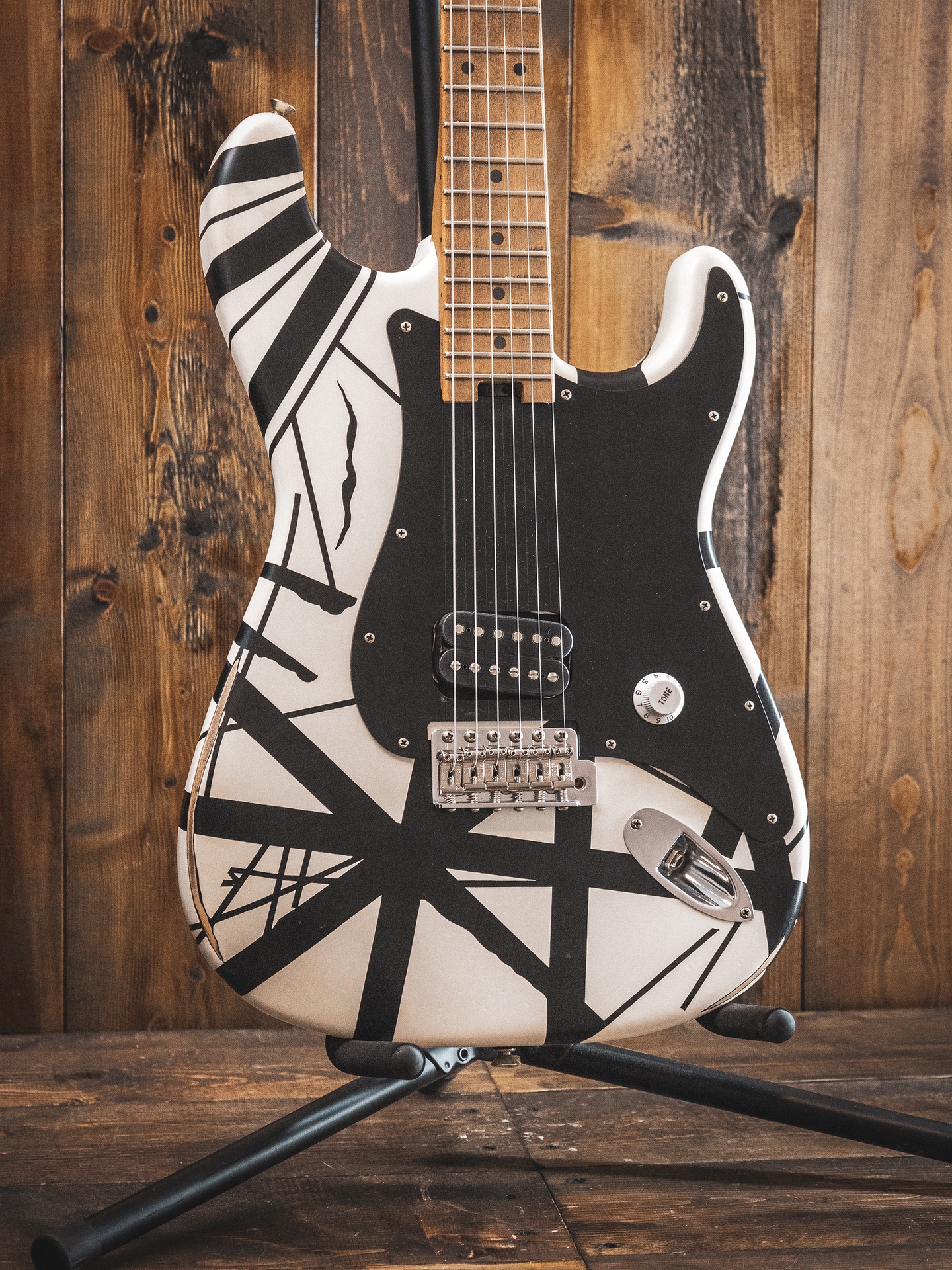 EVH Striped Series '78 Eruption, Maple Fingerboard, White with Black Stripes Relic