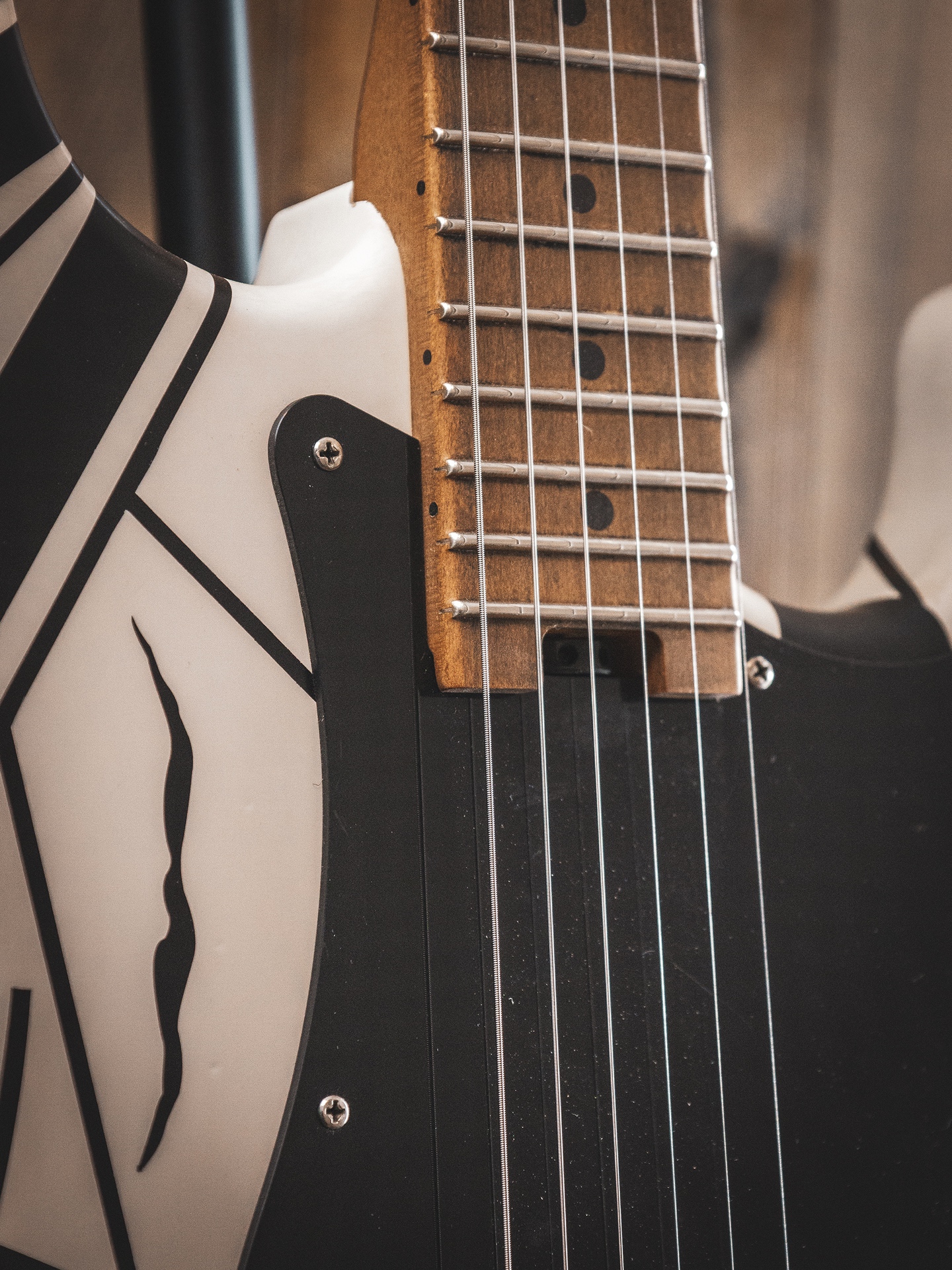 EVH Striped Series '78 Eruption, Maple Fingerboard, White with Black Stripes Relic - Image 4