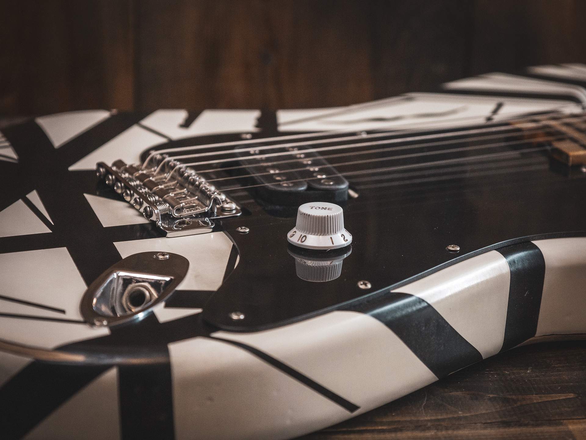 EVH Striped Series '78 Eruption, Maple Fingerboard, White with Black Stripes Relic - Image 10